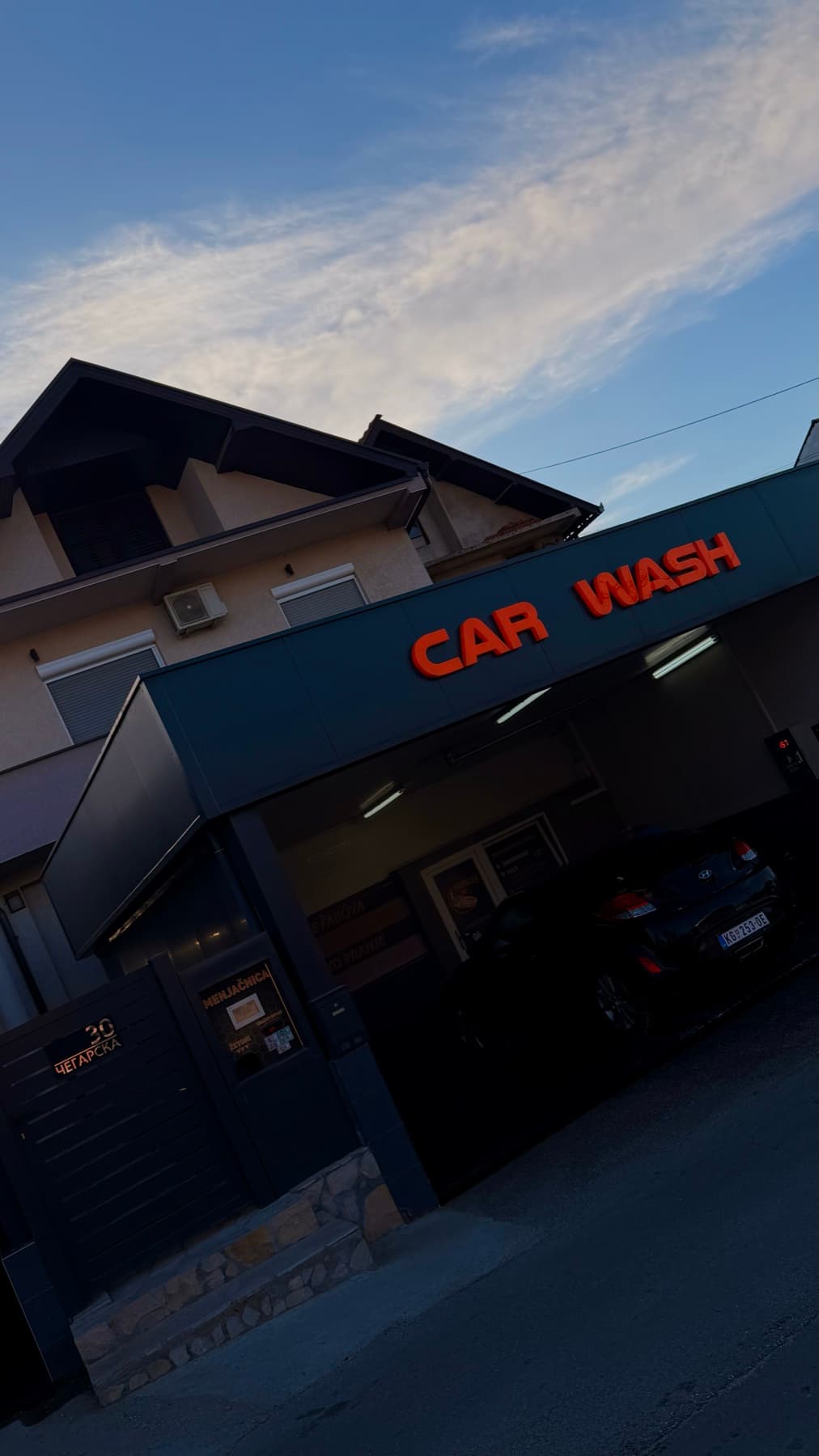 Bubbles self-service car wash u Kragujevcu — ulaz sa neonskim natpisom